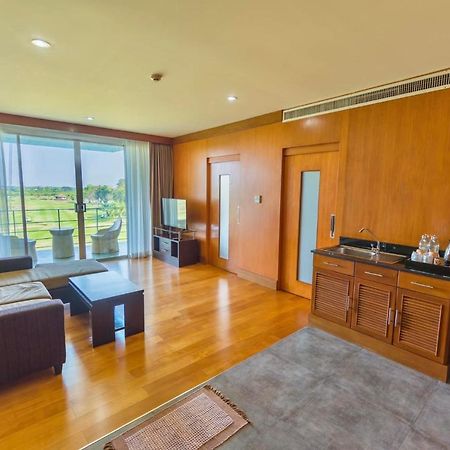 Uniland Golf & Resort Nakhon Pathom Eksteriør billede