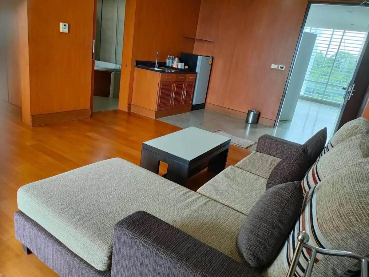 Uniland Golf & Resort Nakhon Pathom Eksteriør billede