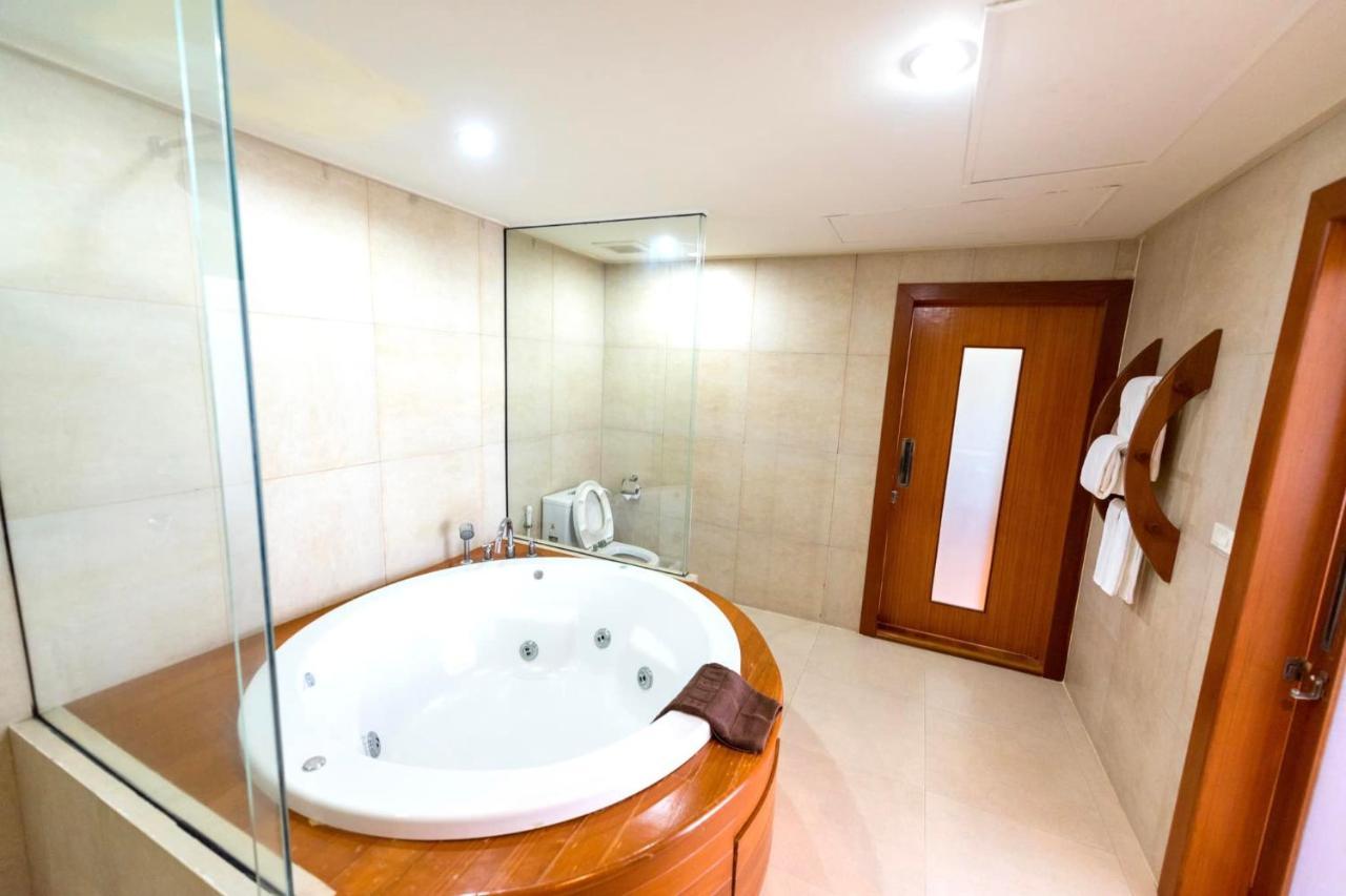 Uniland Golf & Resort Nakhon Pathom Eksteriør billede