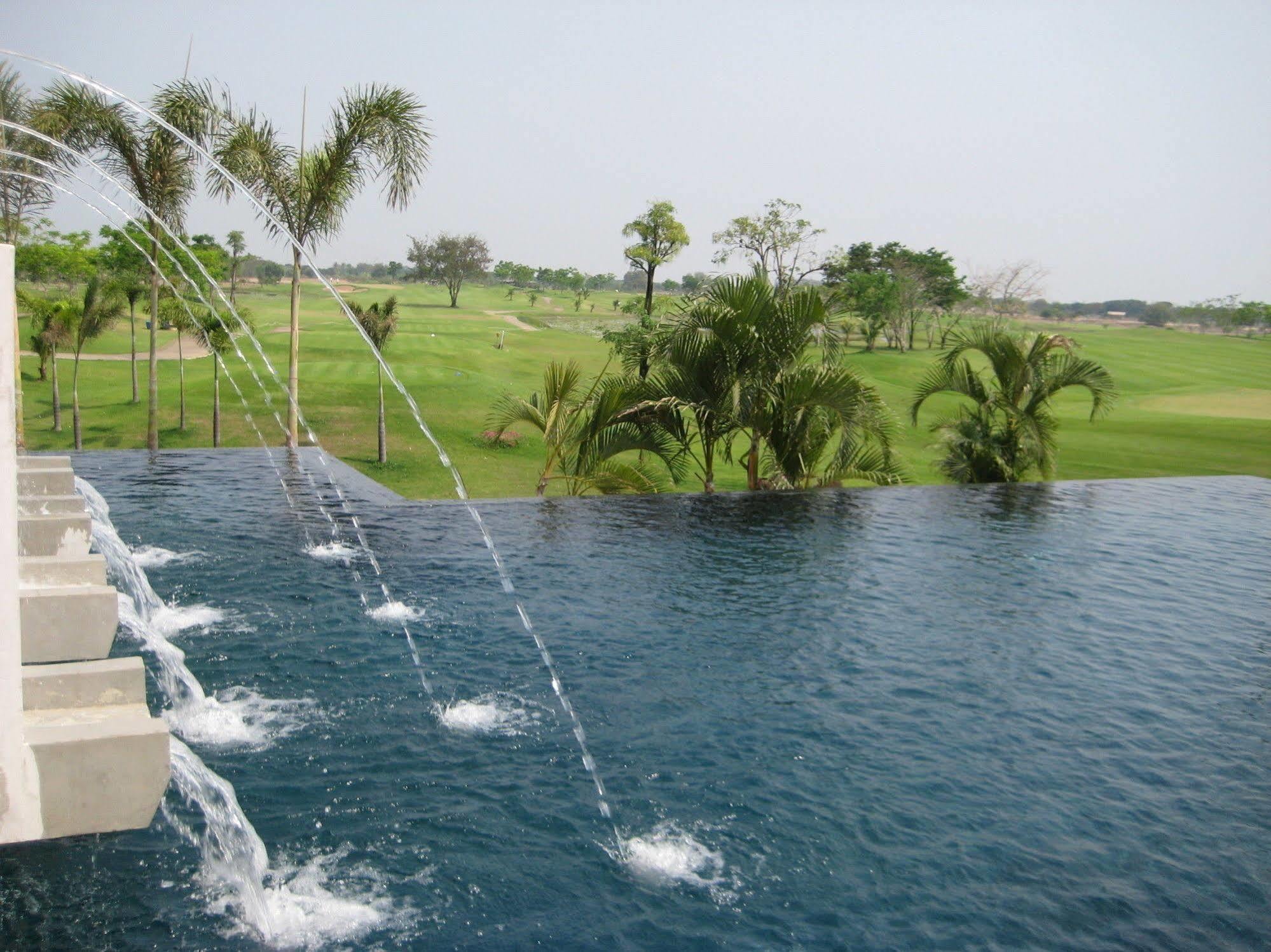 Uniland Golf & Resort Nakhon Pathom Eksteriør billede