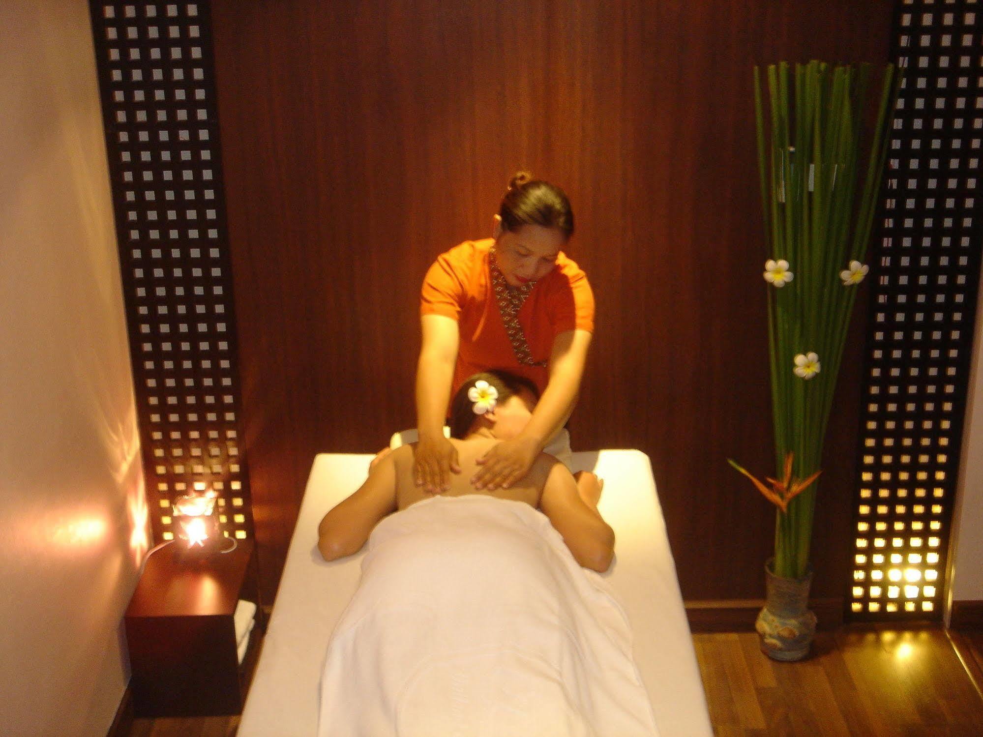 Uniland Golf & Resort Nakhon Pathom Eksteriør billede
