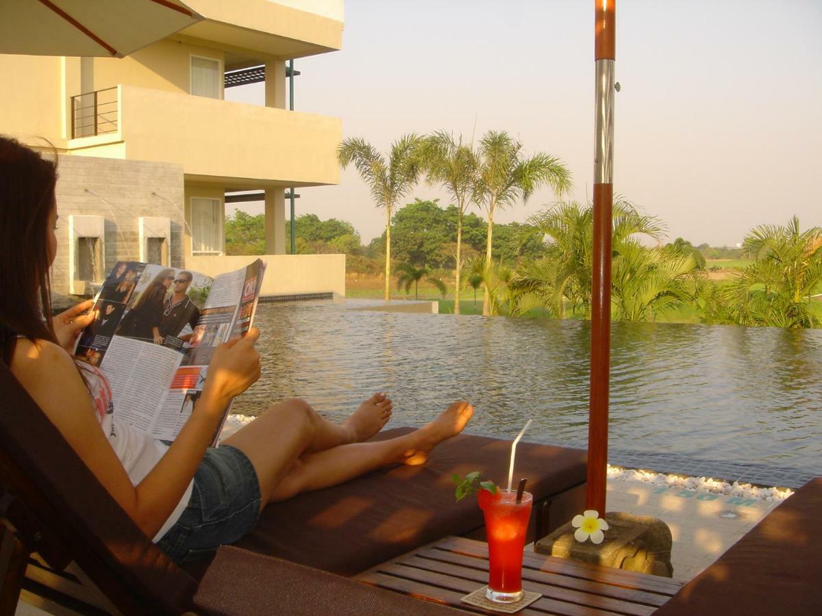 Uniland Golf & Resort Nakhon Pathom Eksteriør billede