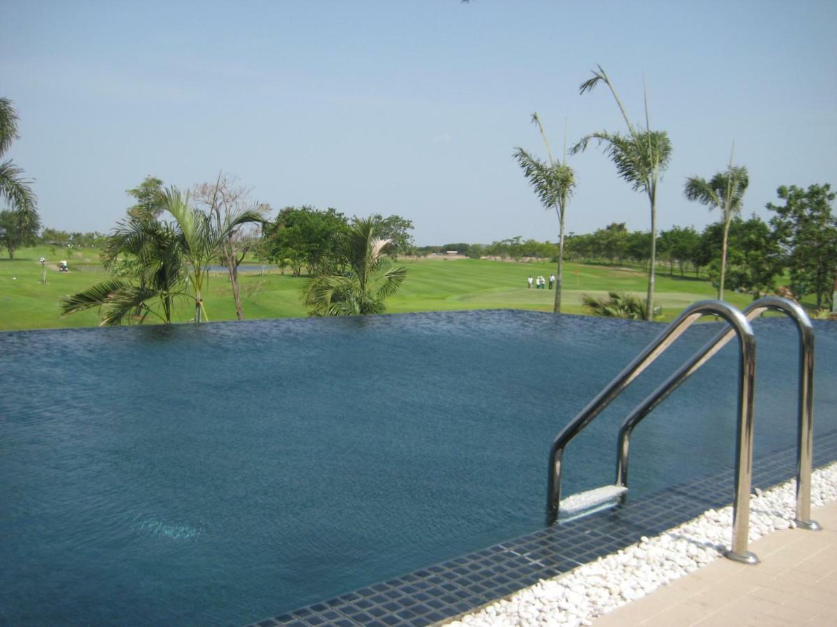 Uniland Golf & Resort Nakhon Pathom Eksteriør billede